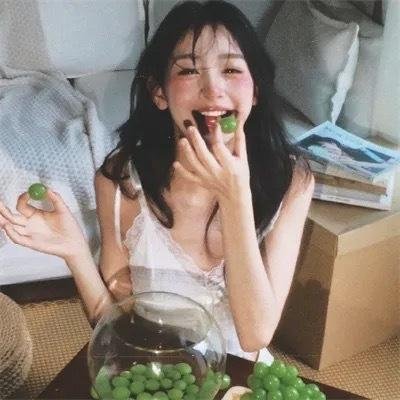 女孩向前走